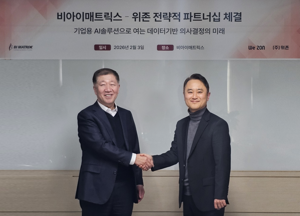 ▲ 3일, 배영근 비아이매트릭스 대표(왼쪽)와 박대현 위존 대표(오른쪽)가 파트너 계약 체결 후 기념촬영을 하고 있다.